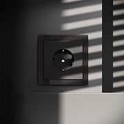 Розетка встраиваемая VOLTUM S70 с заземлением и защитными шторками, 16А, (черный матовый)